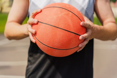 Ako si vybrať basketbalovú loptu